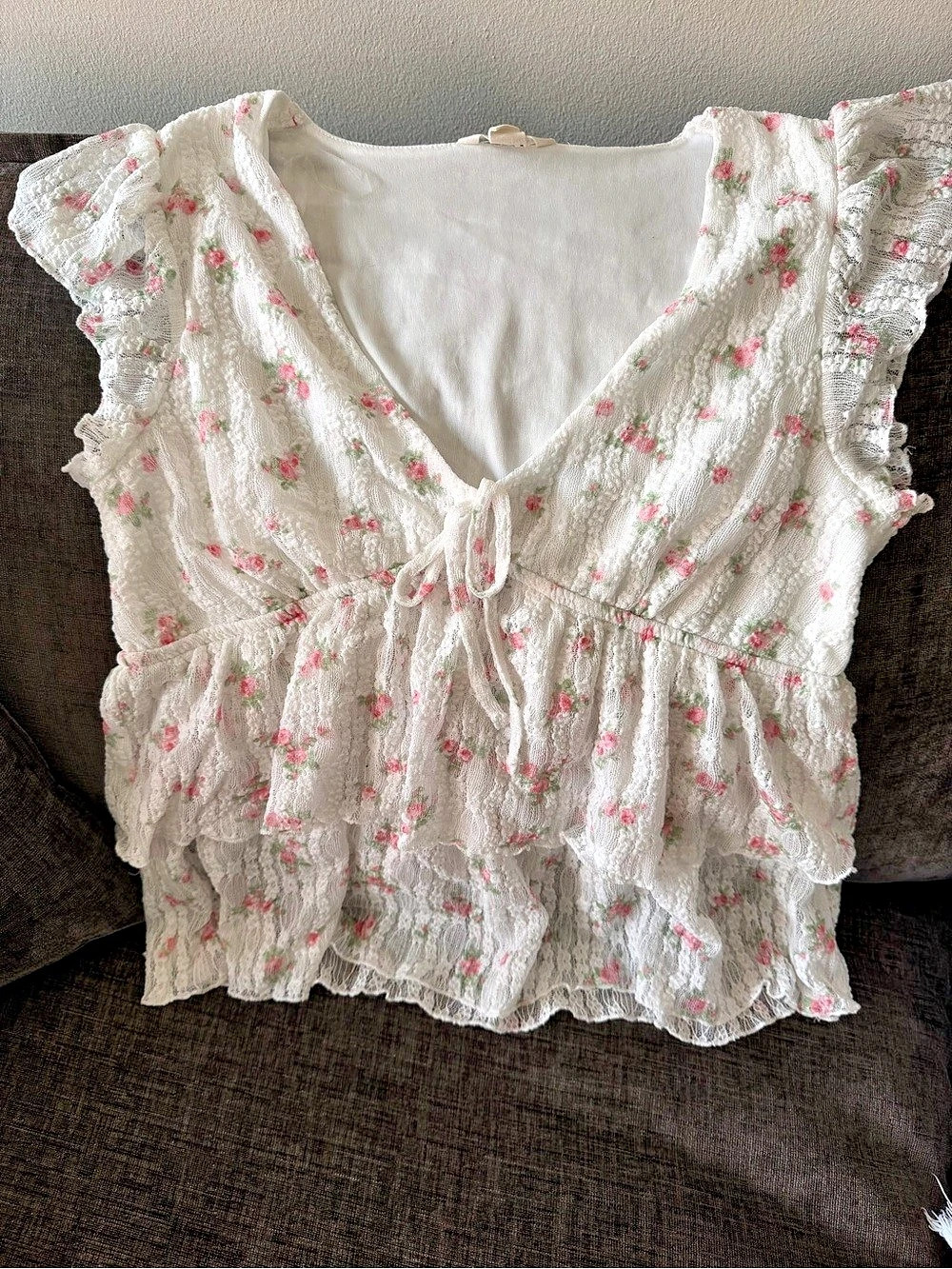 Aeropostale Floral Ruffle Blouse in White & Pink Size Medium